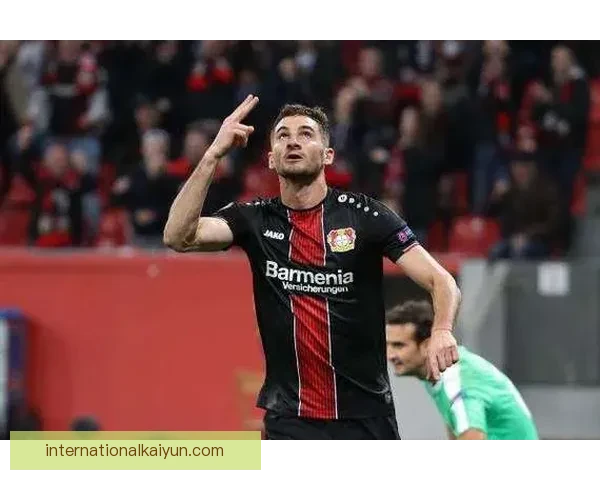 塔普索巴表现稳健，再获德甲最佳后卫荣誉，状态持续提升。